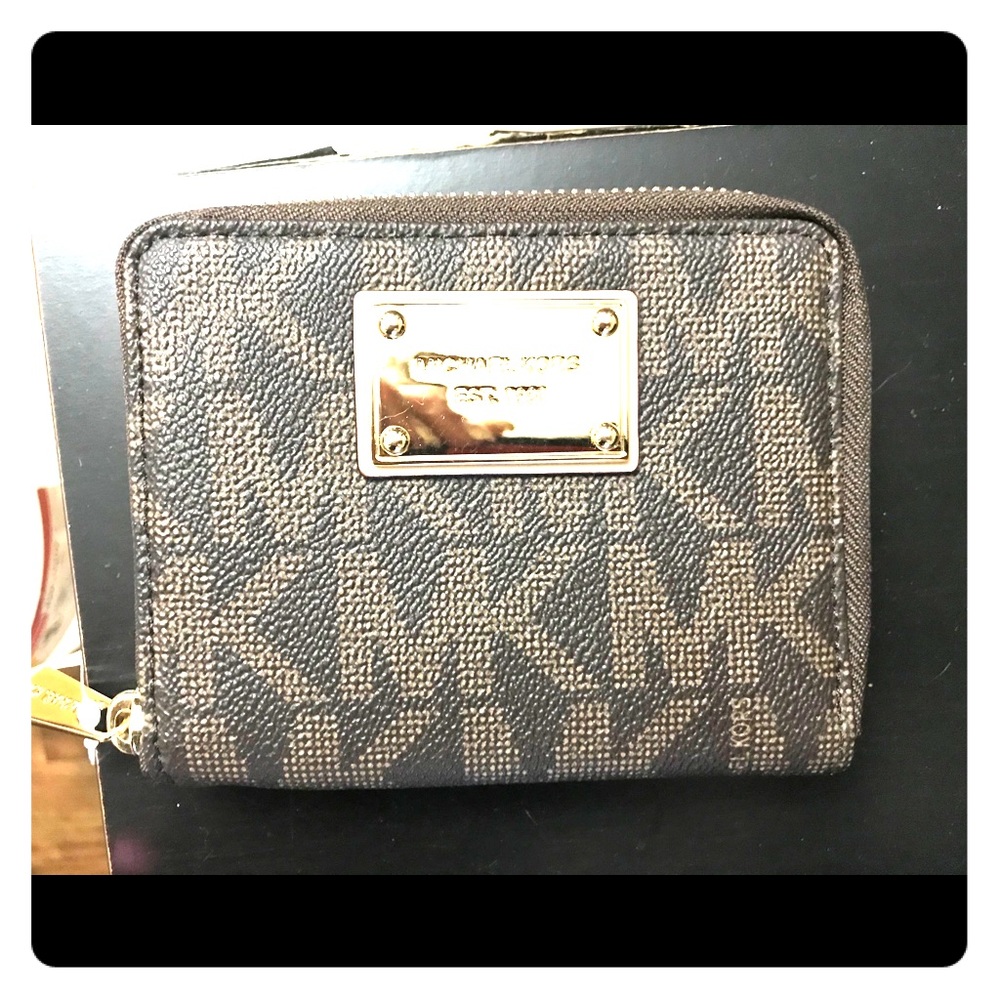 NEW!! Michael Kors Jet Set Mid Zip Around Wallet!!